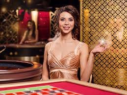 Người dùng Việt Nam chơi slot online và live casino trên điện thoại qq188